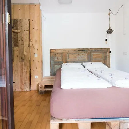 بيت شباب Garden House بليد